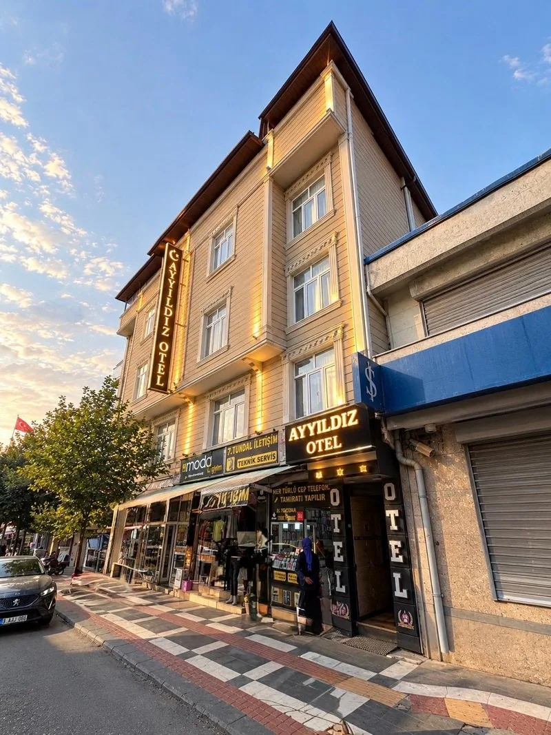 Hürriyet Caddesi üzerindeki Ayyıldız Otel